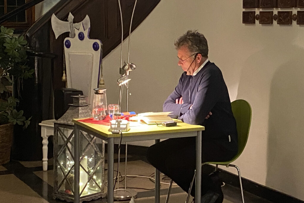 Leo Brandt sitzt an einem Tisch und liest